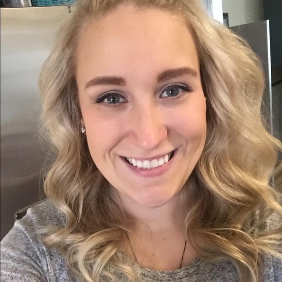 Meet your Posher, Caitlin - Picture 3 of 3